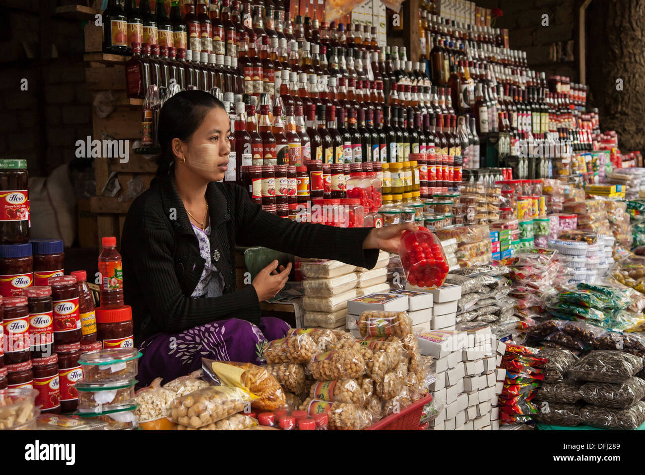 Una ragazza che indossa thanaka della vendita dei prodotti. Foto Stock