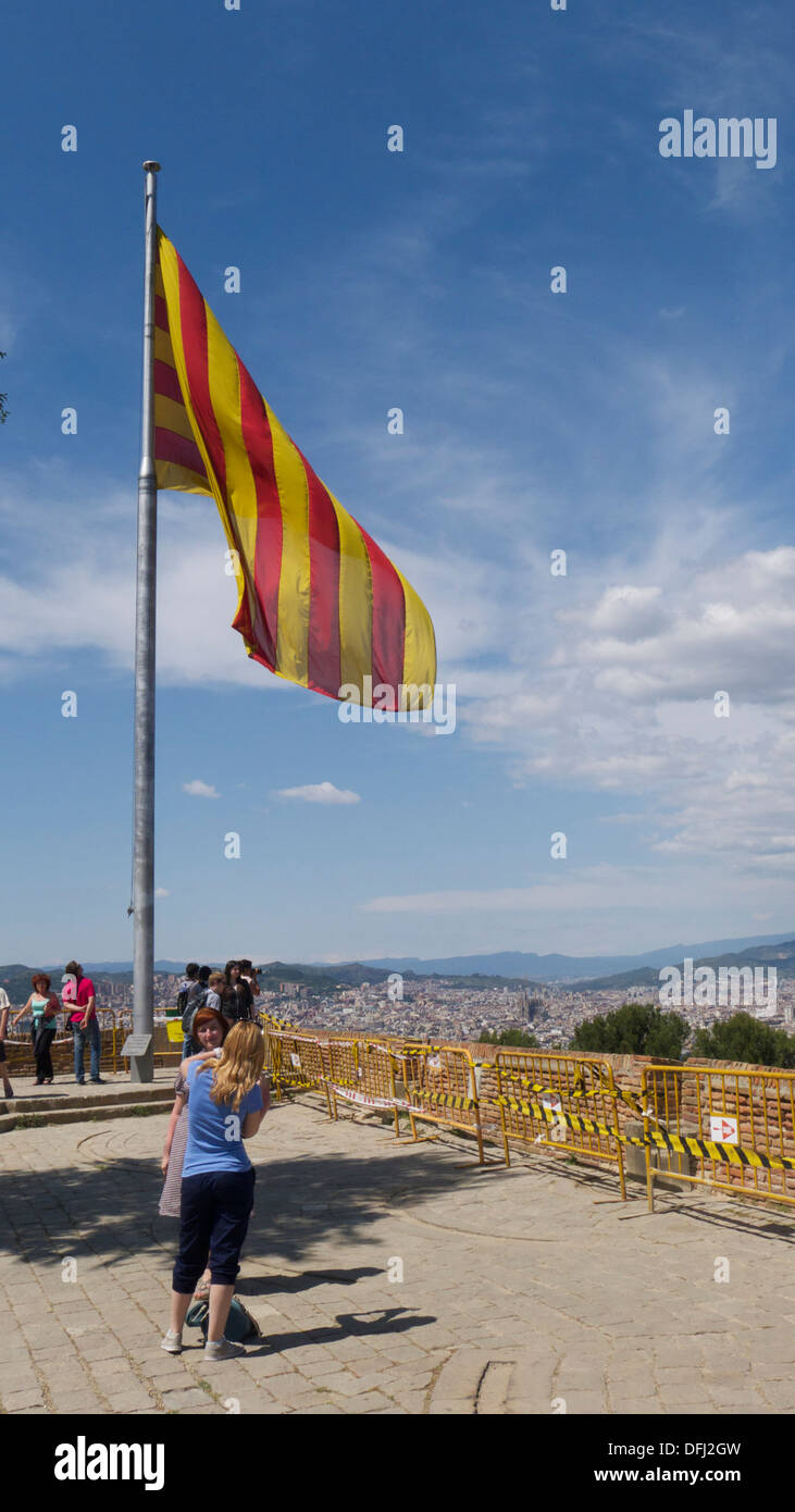 Castello di Montjuïc, bandiera catalana Barcelona Foto Stock