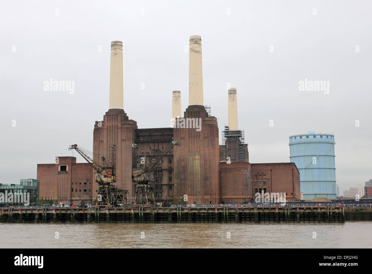 Battersea Power Station su un giorno grigio in Londra England Regno Unito Foto Stock