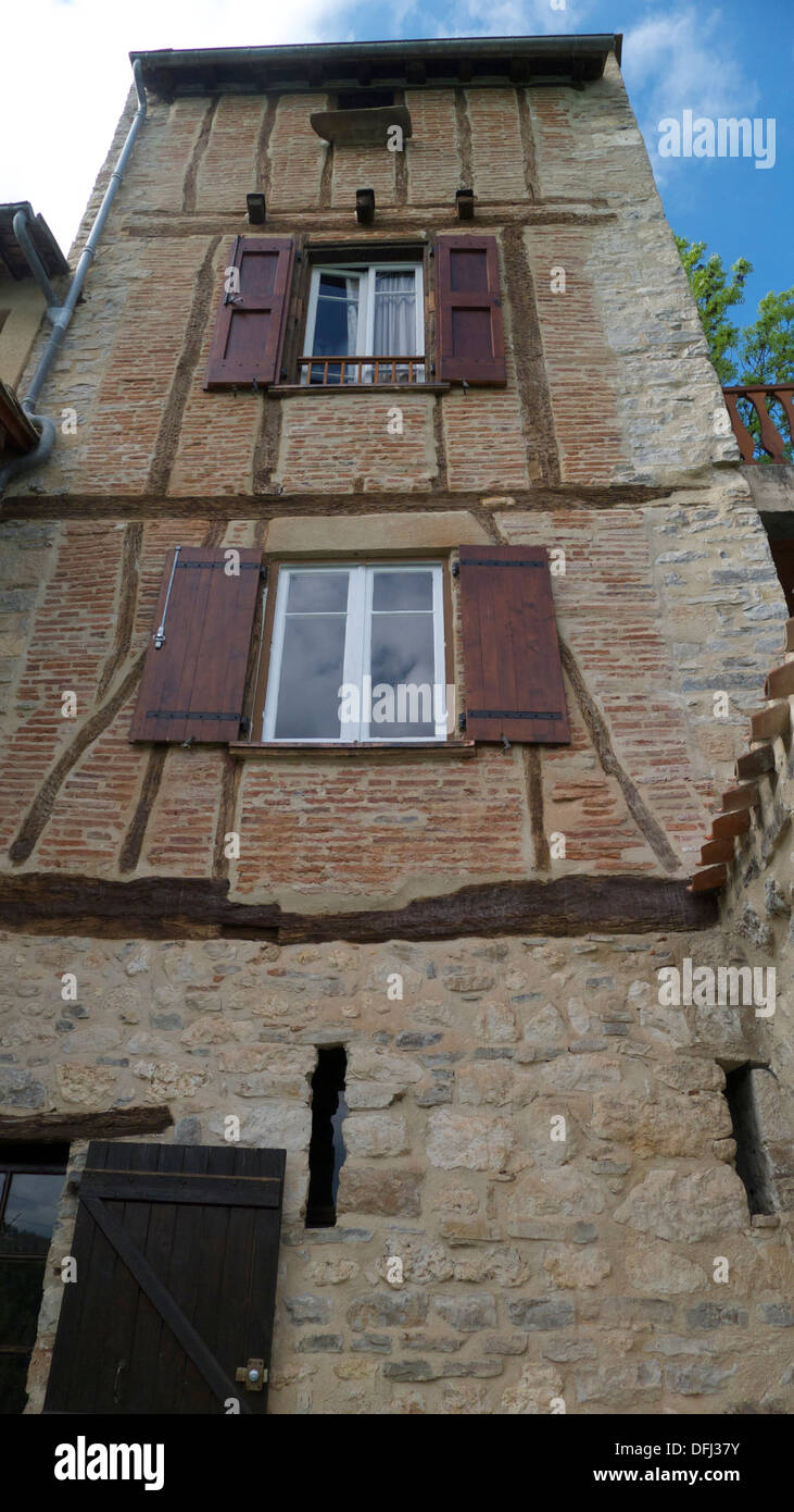 Basso angolo di visione della tradizionale struttura di legno edificio, Cordes Sur Ciel, Tarn Francia Foto Stock