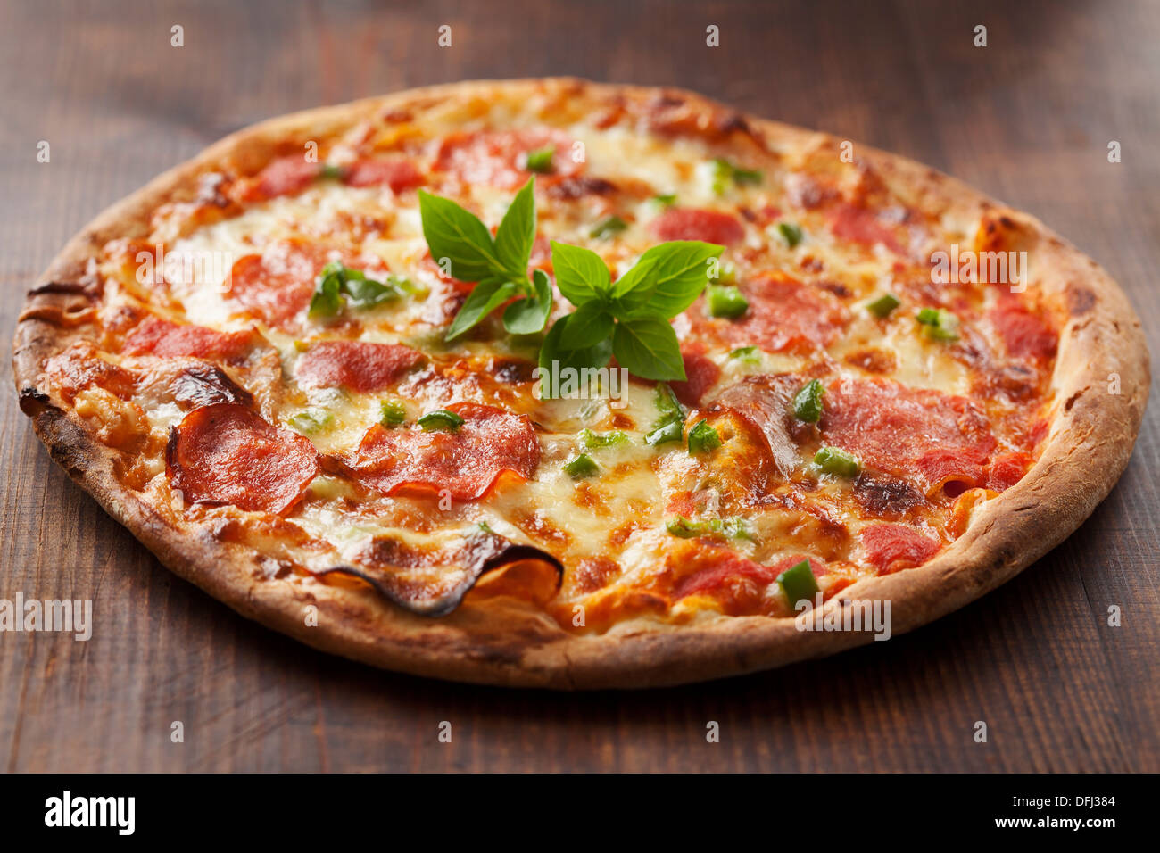 Rustico pizza italiana con mozzarella di bufala, i formaggi e le foglie di basilico Foto Stock