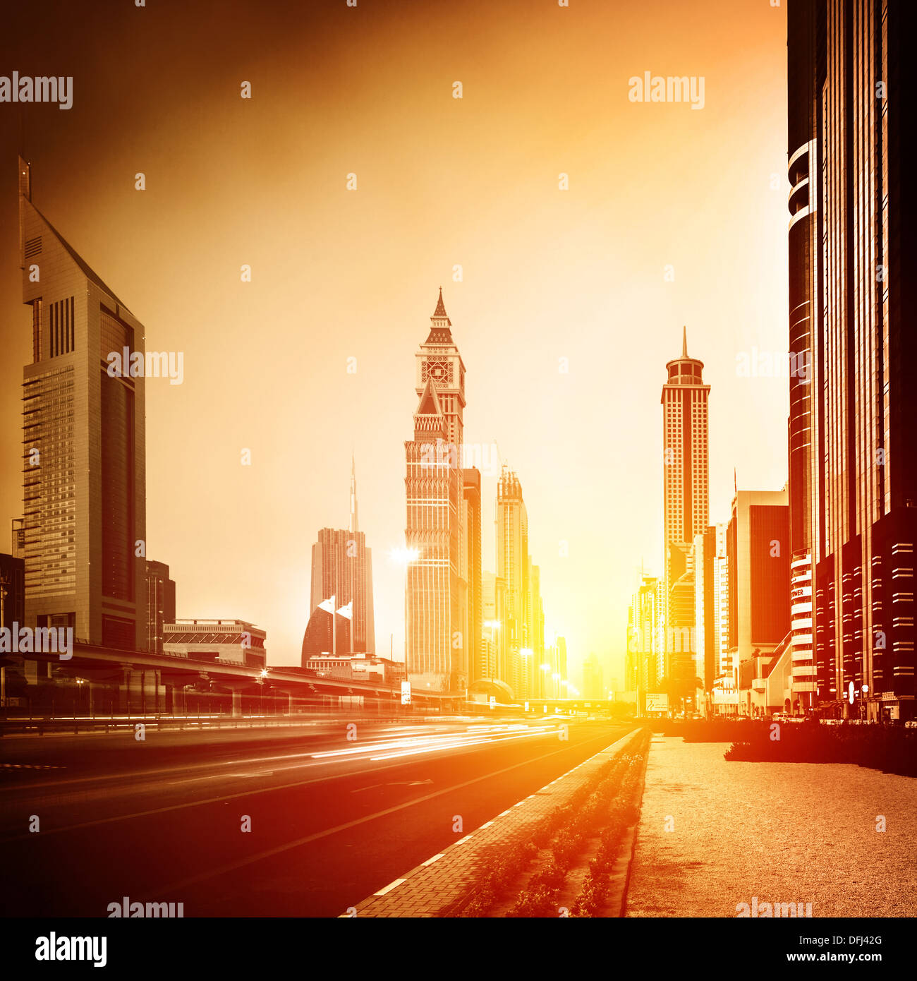 Dubai City nel tramonto, giallo luminoso della luce del sole, il bel panorama della moderna architettura, centro finanziario, quartiere di lusso Foto Stock