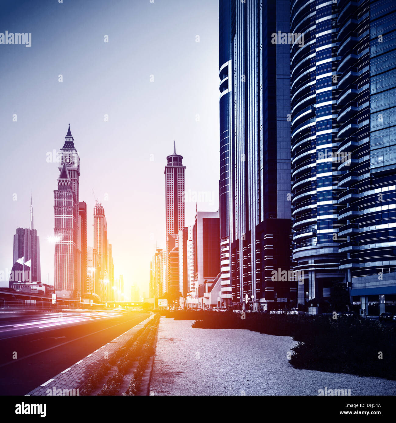 Dubai City e il centro cittadino, UAE, luminoso della luce del sole, sera, arabo sviluppo, alti grattacieli, bellissimi edifici Foto Stock