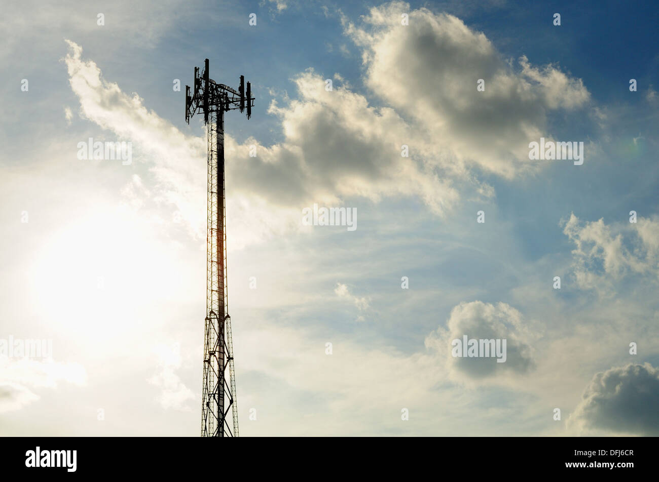 Telefono cellulare tower e cielo molto nuvoloso Foto Stock
