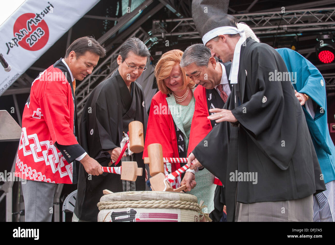 Trafalgar Square, Londra, Regno Unito. La quinta relazione annuale Giappone Matsuri avviene per celebrare la cultura giapponese nel cuore della capitale. Un amore della canna è rotto con mazze di legno detenute da dignatories compresi, signor Keiichi Hayashi, Ambasciatore del Giappone, seconda a sinistra. Credito: Stephen Chung/Alamy Live News Foto Stock