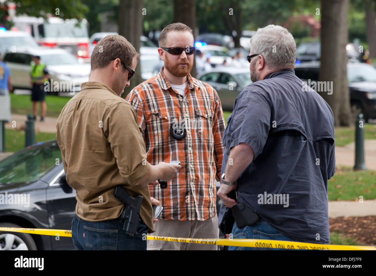 Abiti semplici funzionari di polizia incontro a una scena del crimine - Washington DC, Stati Uniti d'America Foto Stock