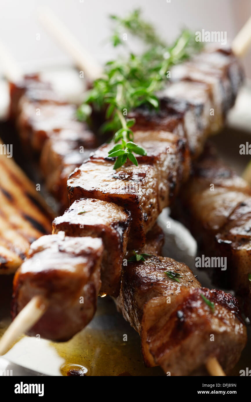 Spiedino di carne con erbe aromatiche Foto Stock