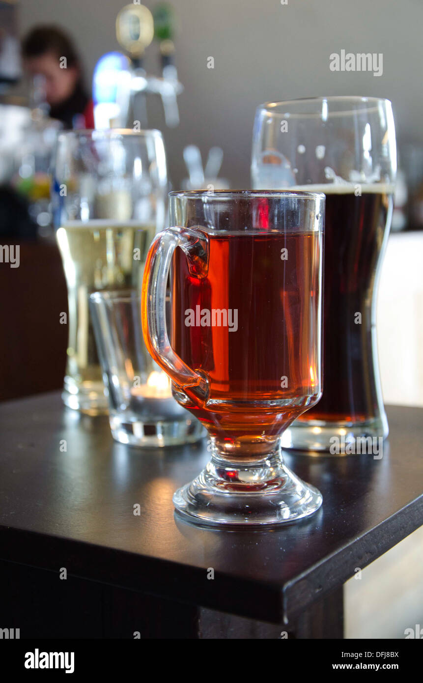 Bicchiere di vin brulé e due pinte di birra sul tavolo di un caffè di  Tallinn Foto stock - Alamy