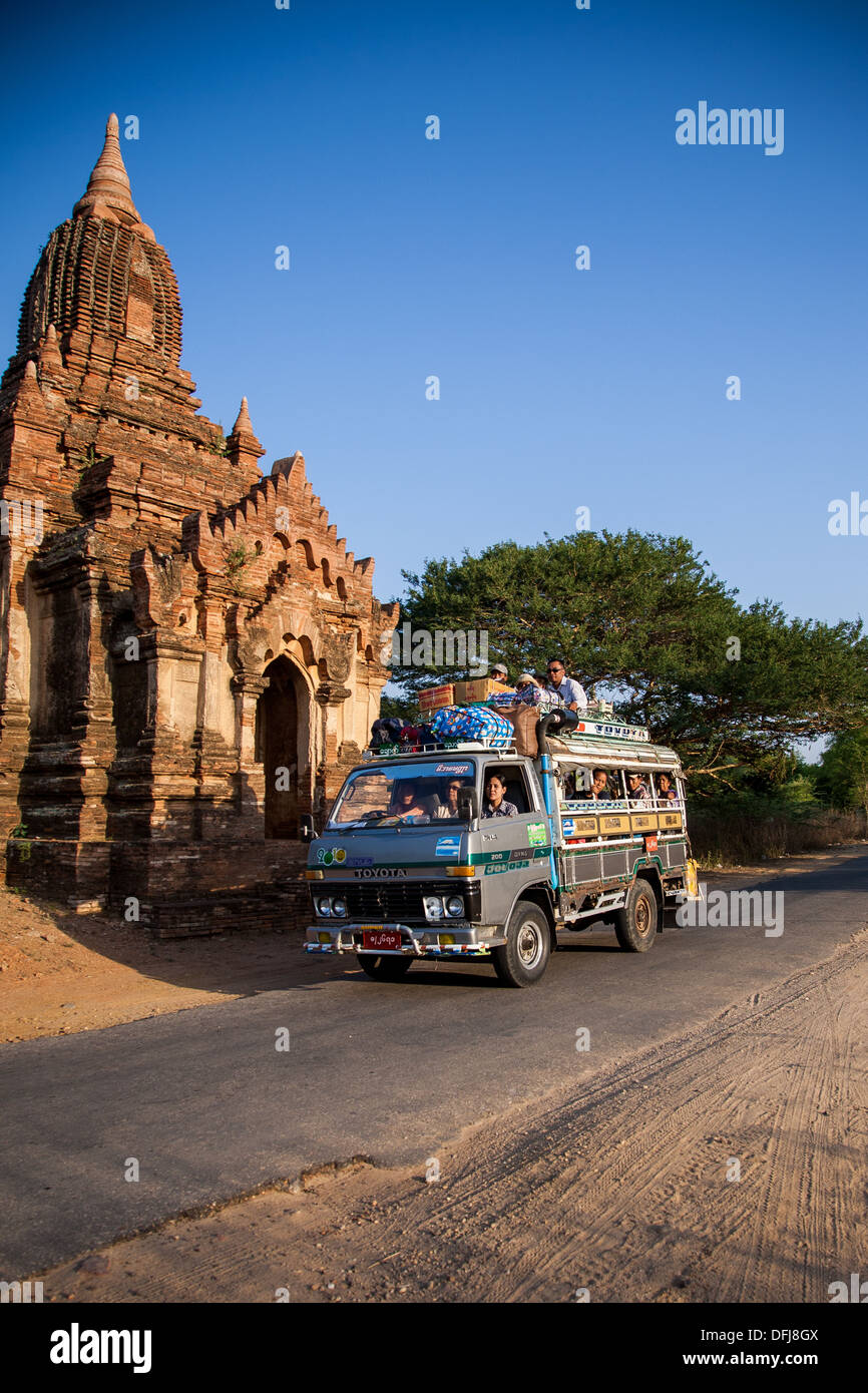 Overcrouded van passando uno stupa. Myanmar. Ritratto Foto Stock