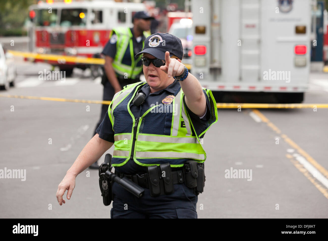 Poliziotta spingendo indietro la folla a scena del crimine - Washington DC, Stati Uniti d'America Foto Stock