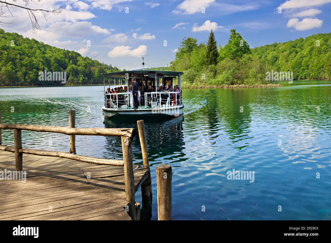 La barca elettrica che stava trasportando i turisti attraverso uno dei laghi di Plitvice. Laghi di Plitvice ( Plitvi ka ) Lakes National Park, Croazia. Foto Stock