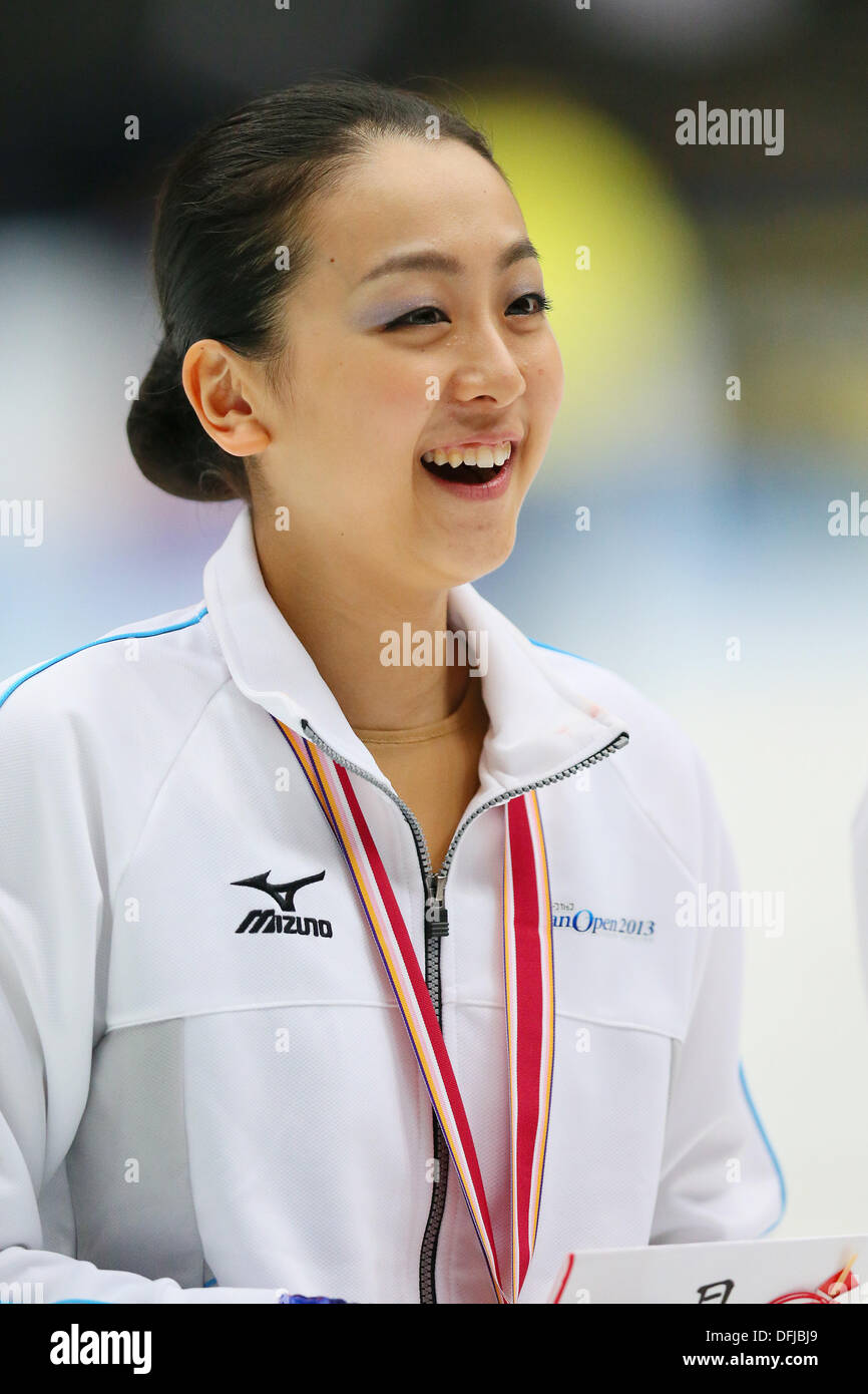 Saitama, Giappone. 5 Ottobre, 2013. Mao Asada (JPN), 5 ottobre 2013 - Pattinaggio di Figura : Mao Asada del Giappone costituiscono con la sua medaglia d'oro durante il Japan Open 2013 Cerimonia di vittoria a Saitama Super Arena, Saitama, Giappone. Credito: Yusuke Nakanishi AFLO/sport/Alamy Live News Foto Stock