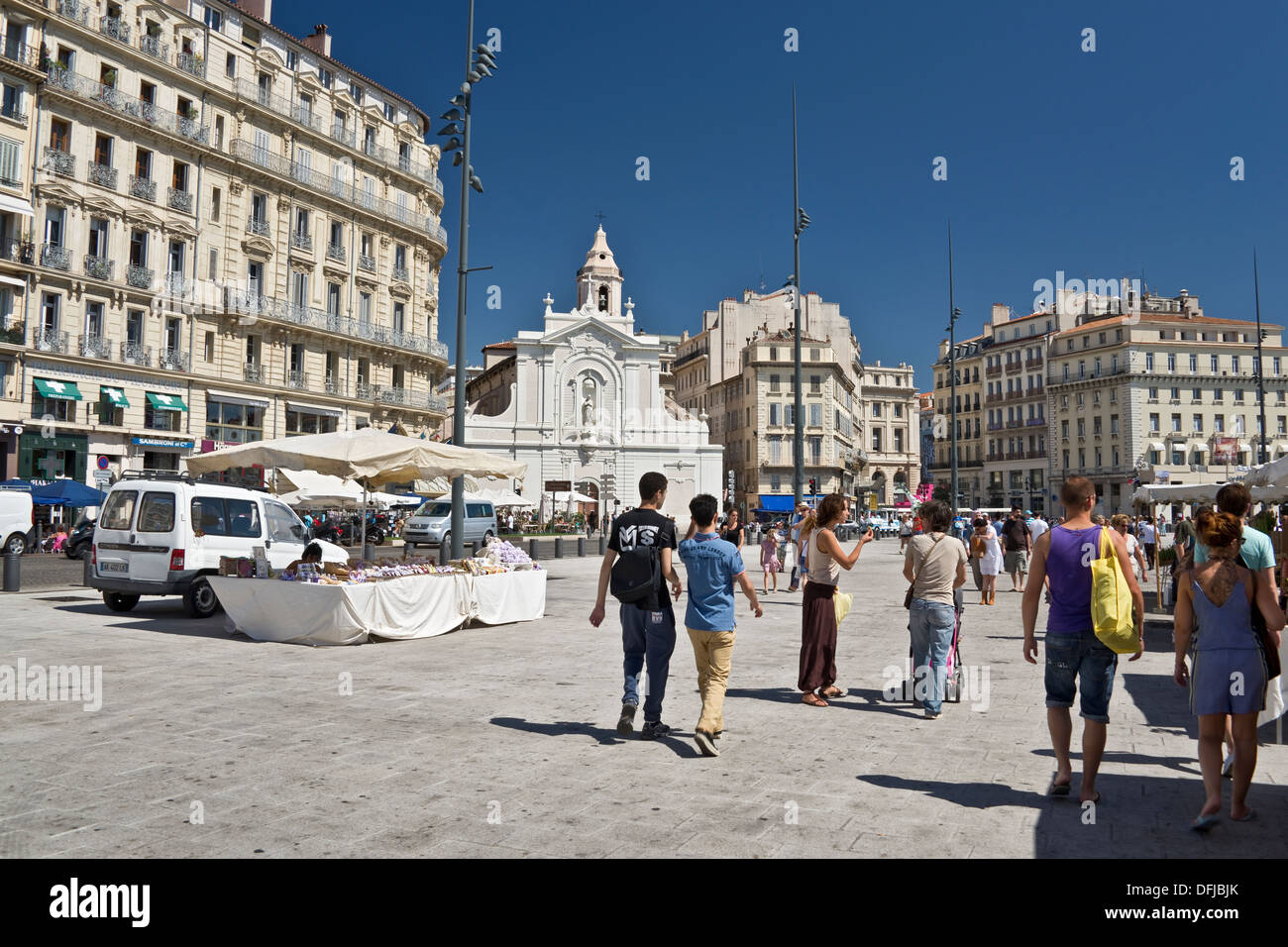 I turisti che visitano la nuova zona pedonale porto vecchio di Marsiglia, Francia Foto Stock