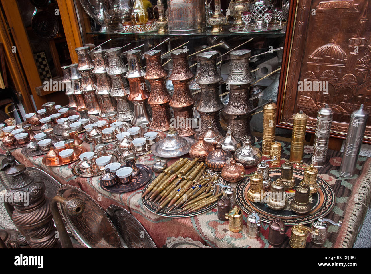 Rame e ottone souvenir per la vendita nel vecchio mercato di Sarajevo,  Bosnia ed Erzegovina Foto stock - Alamy