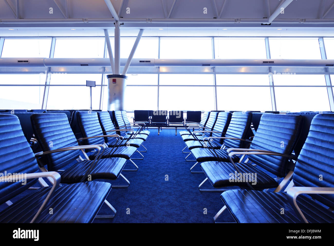 I posti vuoti al terminal di un aeroporto. Foto Stock