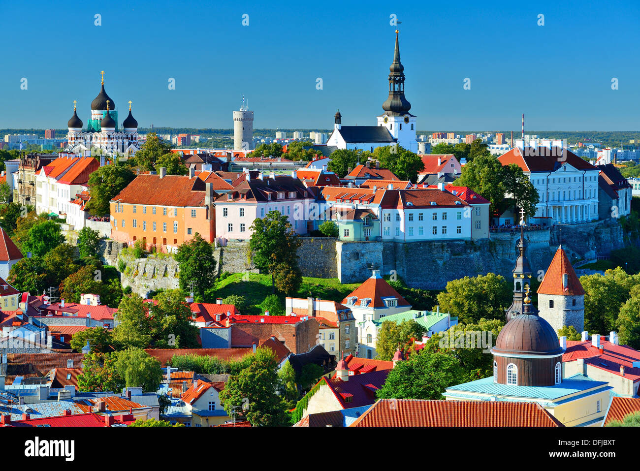 Skyline di Tallinn, Estonia presso la vecchia città. Foto Stock