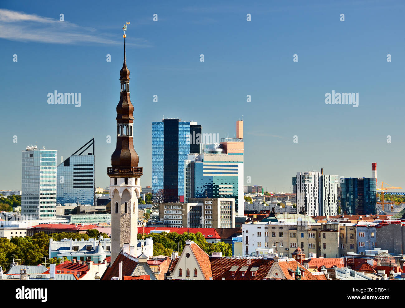 Skyline di Tallinn, Estonia con la città vecchia e la città nuova. Foto Stock