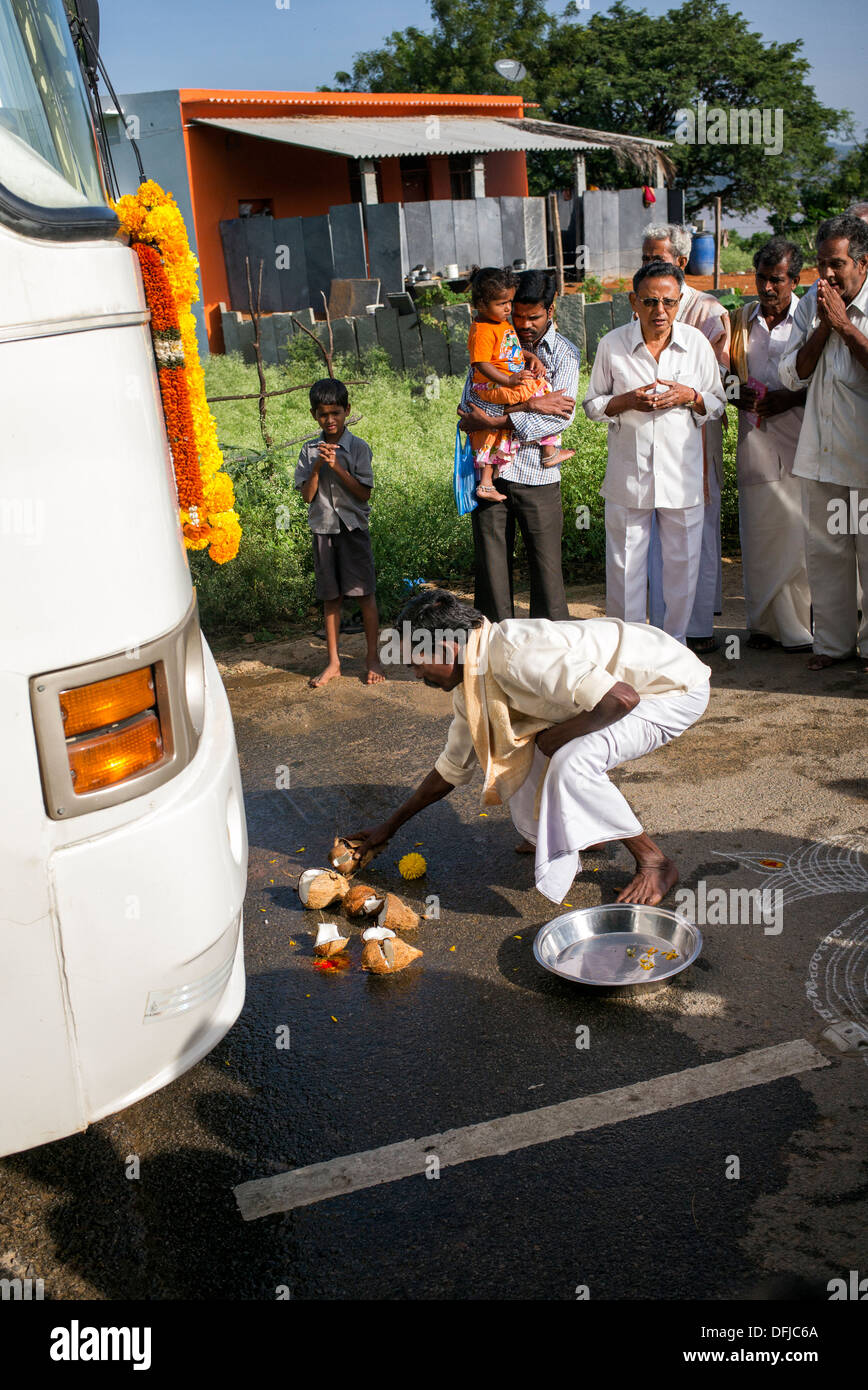 Puja eseguita per la Sri Sathya Sai Baba ospedale mobile bus come si arriva a una zona rurale villaggio indiano. Andhra Pradesh, India Foto Stock