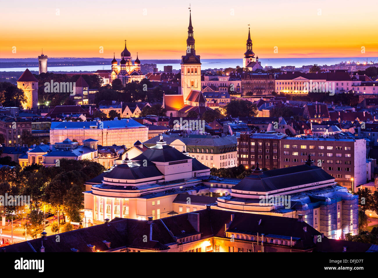 Skyline di Tallinn, Estonia al tramonto. Foto Stock