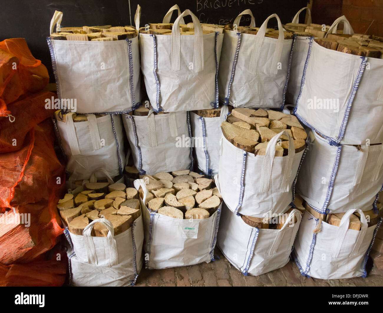 Il carburante invernale sacchi di registri a secco per la vendita in un negozio di fattoria Foto Stock