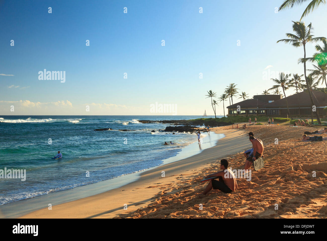 Stati Uniti d'America, Hawaii, Kauai, Poipu Beach, surfisti Foto Stock