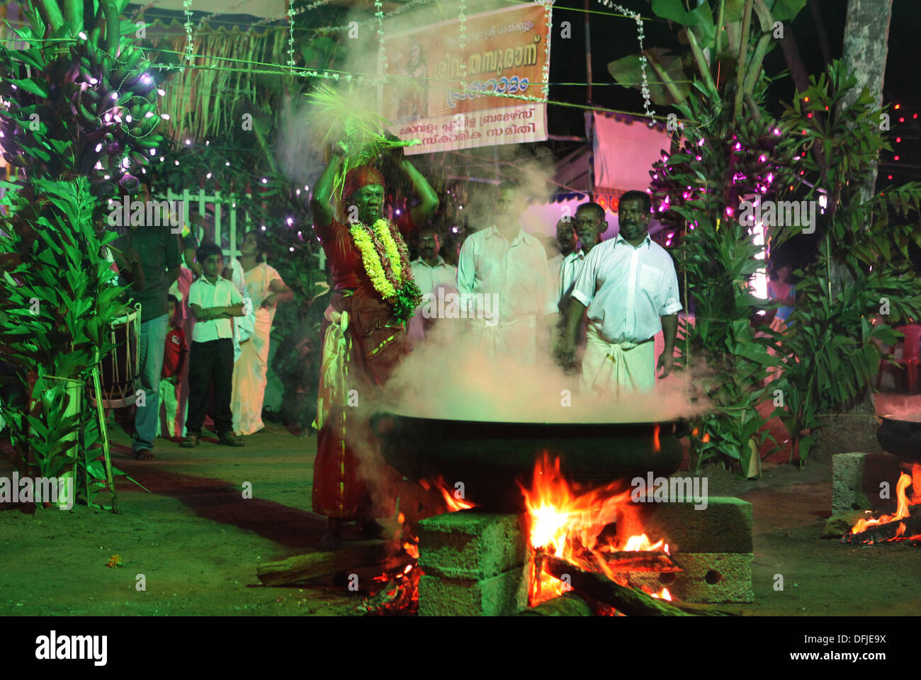 Vecchia donna in trance in un festival indù in Varkala,Kerala, India. Foto Stock