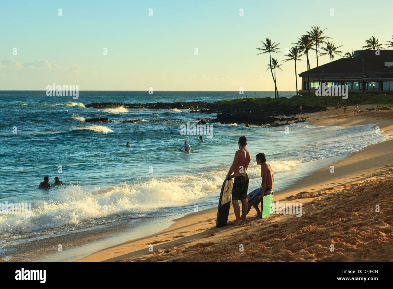 Stati Uniti d'America, Hawaii, Kauai, Poipu Beach, surfisti Foto Stock