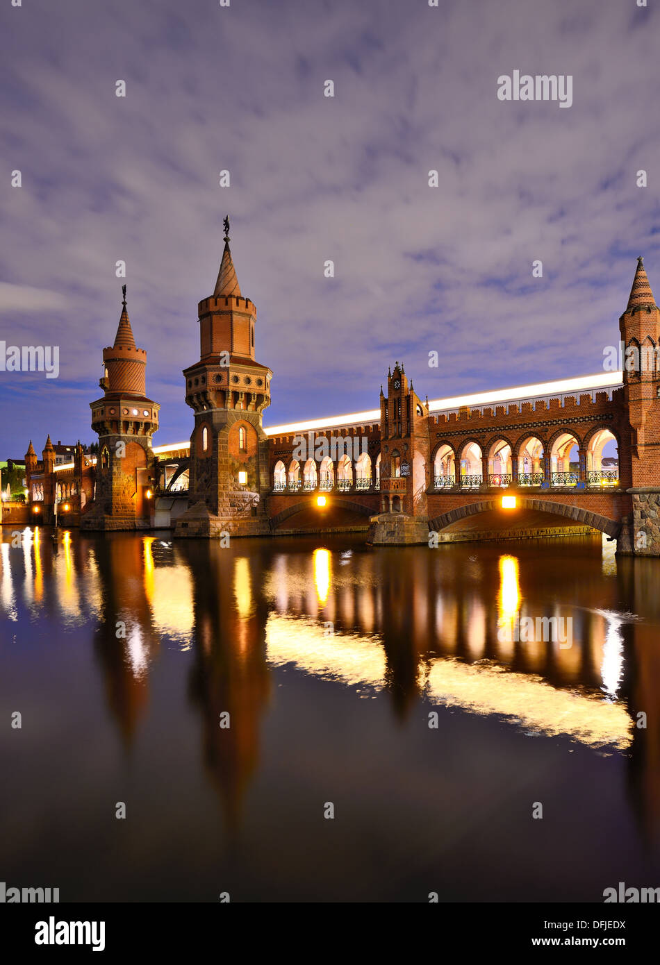 Oberbaum ponte sopra il fiume Sprea a Berlino, Germania. Foto Stock