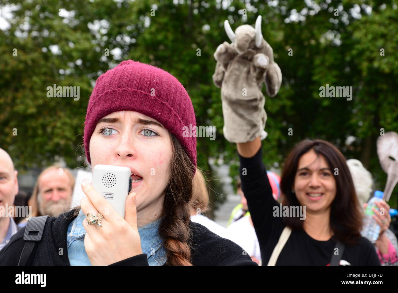 Londra REGNO UNITO, 4 Ott 2013 : manifestanti rally al di fuori di piazza del Parlamento protesta contro il commercio di elefanti e la domanda di essere divieto mondiale in Londra. Vedere Li / Alamy Live News Foto Stock