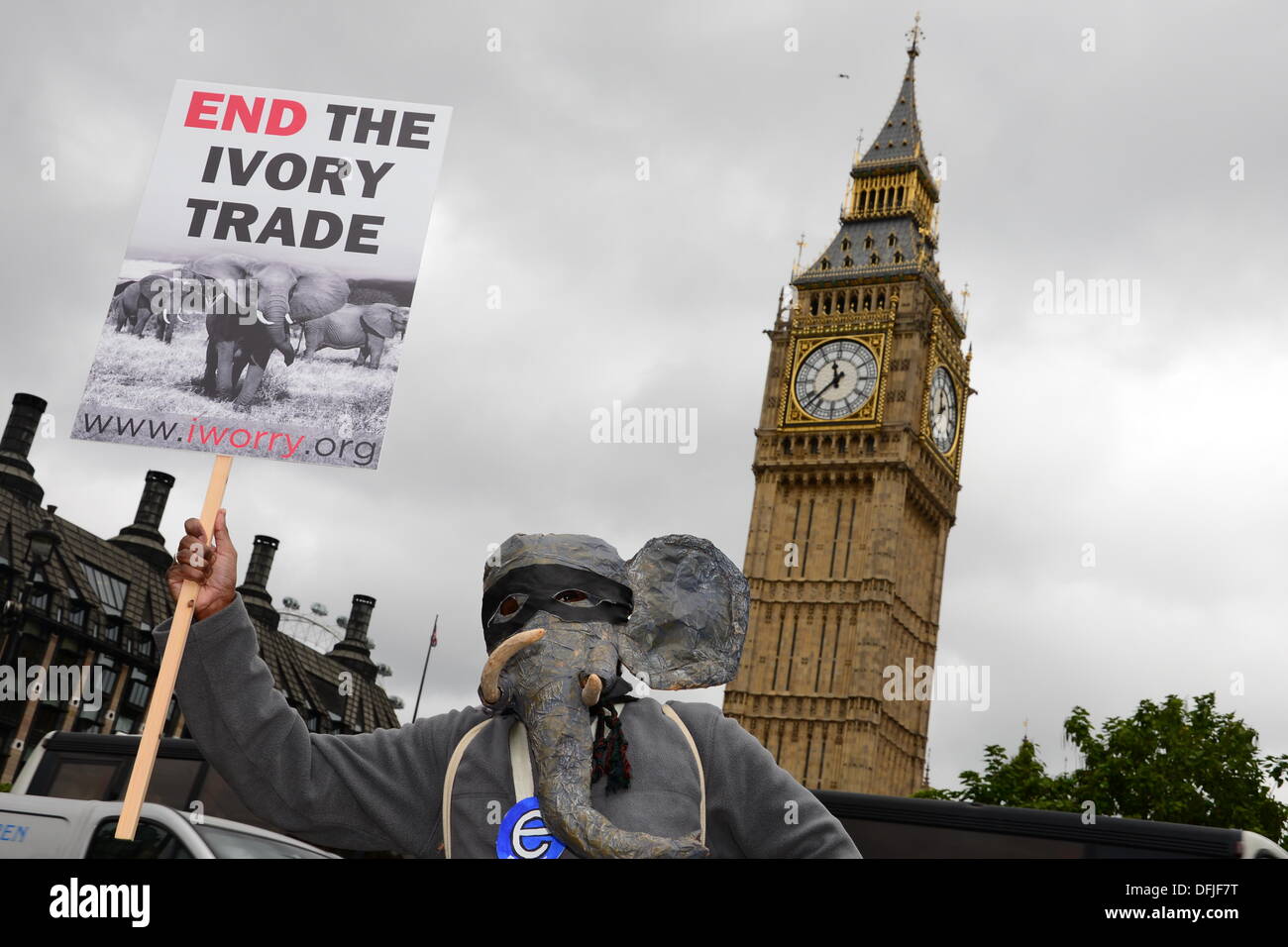 Londra REGNO UNITO, 4 Ott 2013 : centinaia di manifestanti marzo a Piazza del Parlamento, invitando il governo a sostenere un divieto a livello mondiale su avorio. I dimostranti hanno sollevato il problema di un elefante che viene ucciso ogni quindici minuti per alimentare il traffico illegale di commercio di avorio. Vedere Li / Alamy Live News Foto Stock