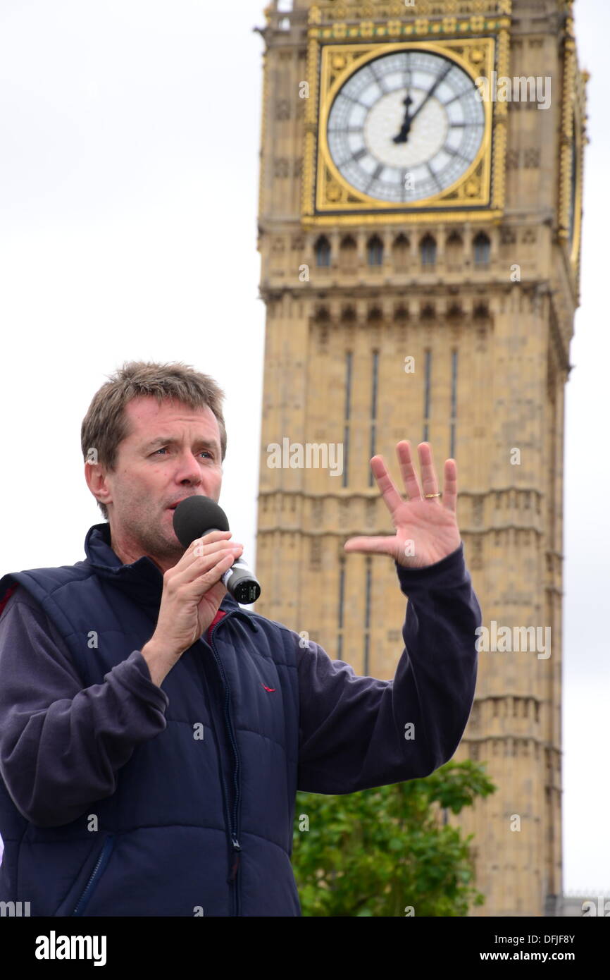 Nicky Campbell parla alla manifestazione di protesta a Londra. Vedere Li / Alamy, Live News Foto Stock