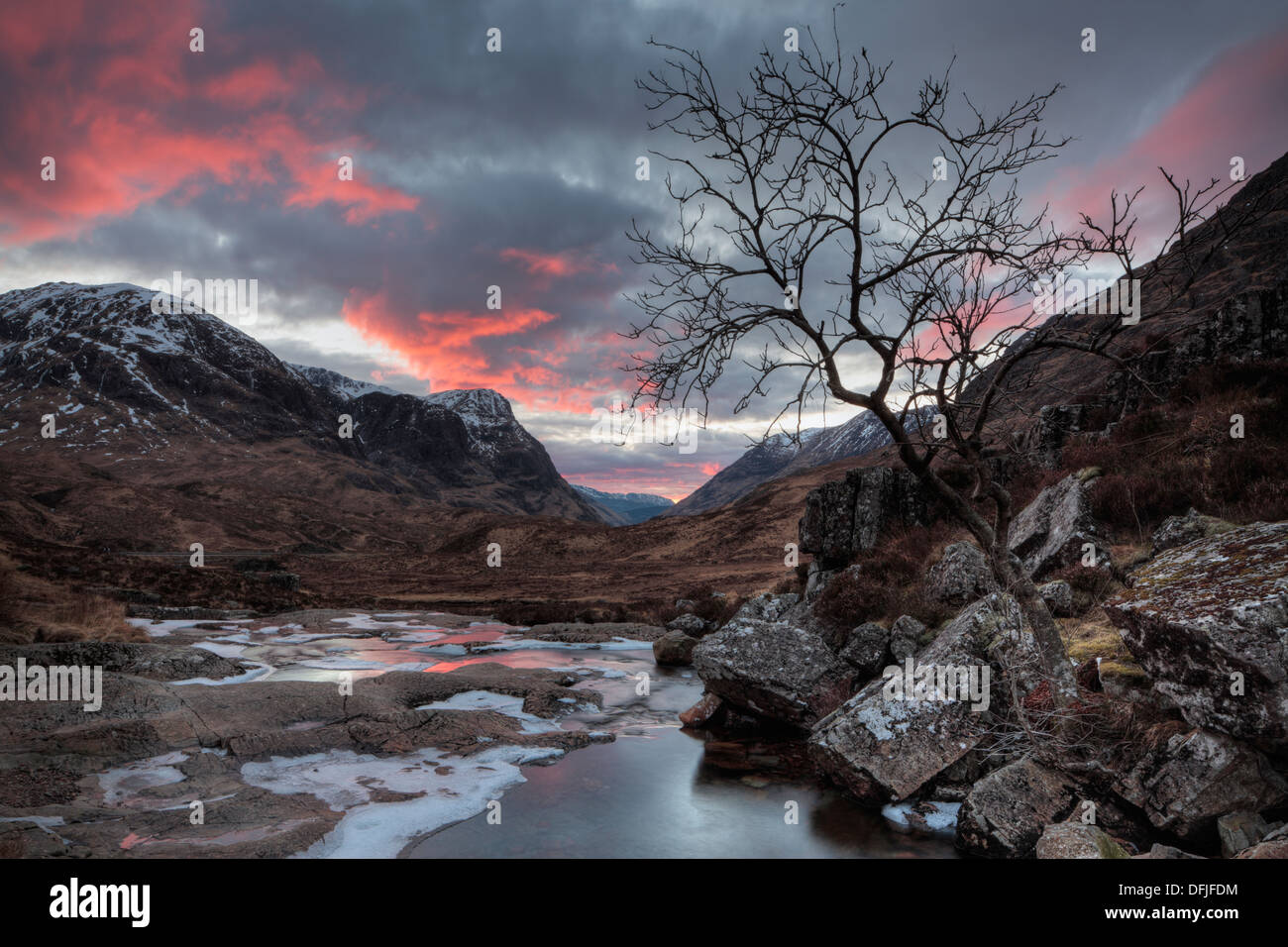Tramonto in inverno oltre il Pass di Glencoe nelle Highlands della Scozia Foto Stock