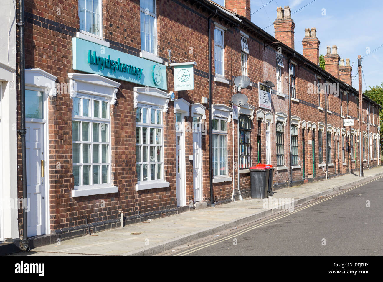 Lloyds farmacia in un negozio che fa parte di una strada di case a schiera ed edifici in Wolverhampton Foto Stock