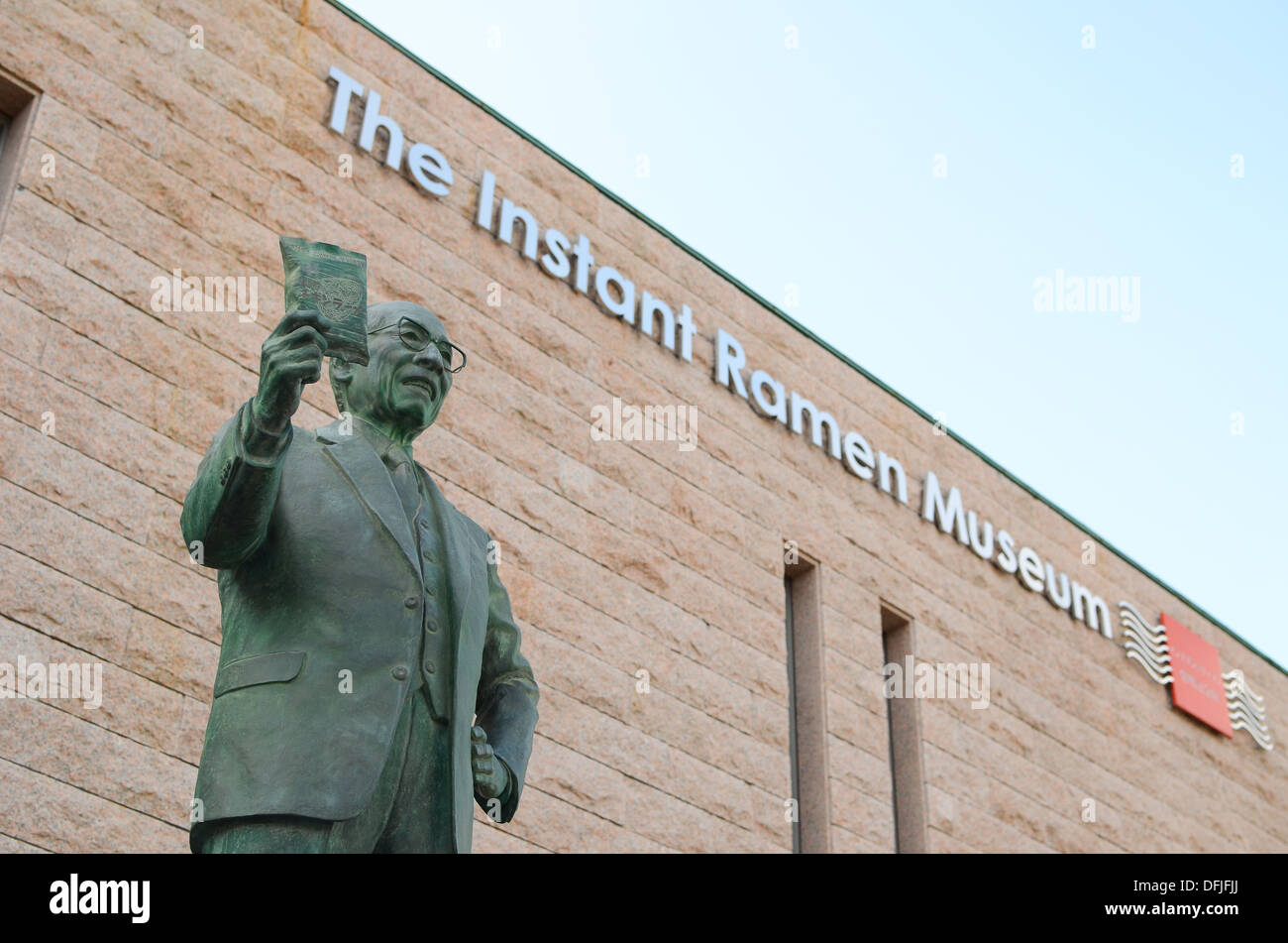 Statua di Cup Noodle creatore Momofuku Ando fuori del Instant Ramen Museum di Ikeda, Osaka, Giappone. Foto Stock