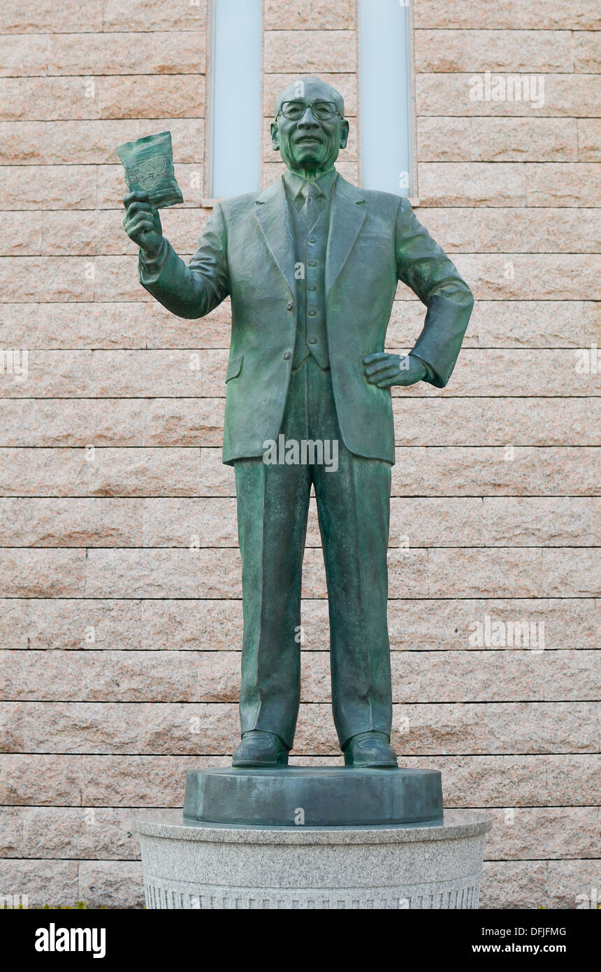 Statua di Cup Noodle creatore Momofuku Ando fuori del Instant Ramen Museum di Ikeda, Osaka, Giappone. Foto Stock