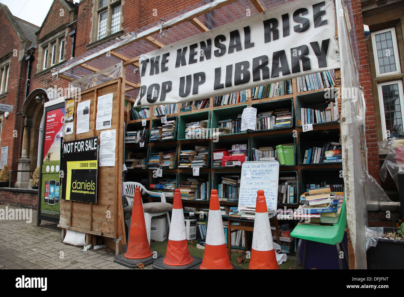 Un ex-biblioteca in NW London è chiuso, ma i residenti hanno creato un pop-up di libreria per poter continuare a servire la comunità Foto Stock