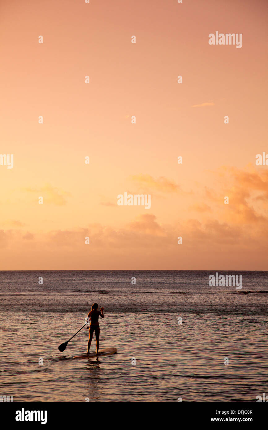 Stati Uniti d'America, Hawaii, Kauai, Kee Beach e stand up paddle boarding Foto Stock