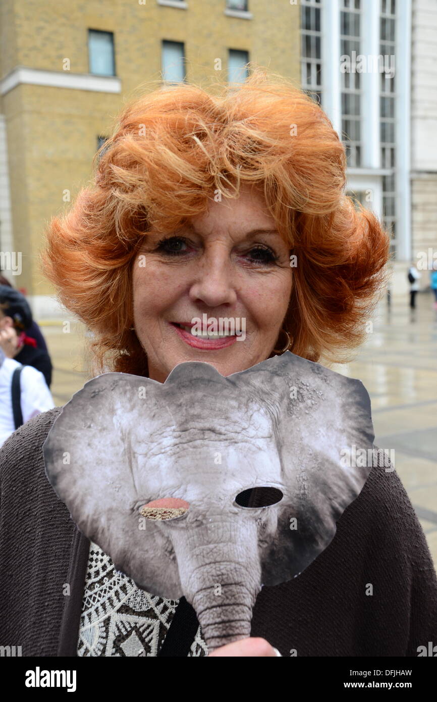 Londra REGNO UNITO, 4 Ott 2013 : attrice britannica Rula Kenska, tenendo un elefante maschera all'esterno la piazza del Parlamento a Londra.. Vedere Li / Alamy, live news Foto Stock