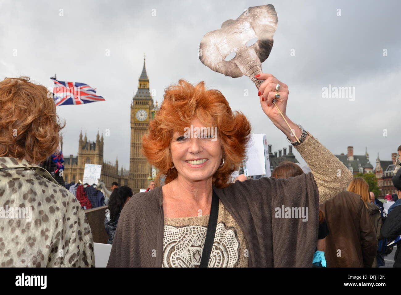 Londra REGNO UNITO, 4 Ott 2013 : attrice britannica Rula Kenska, tenendo un elefante maschera all'esterno la piazza del Parlamento a Londra.. Vedere Li / Alamy, live news Foto Stock