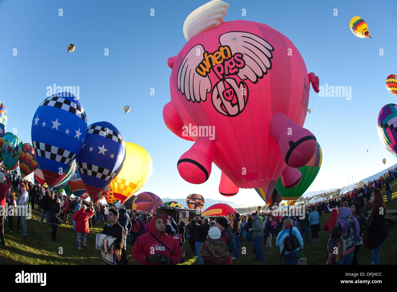 Albuquerque, NM, Stati Uniti d'America. 5 Ottobre, 2013. . Primo giorno di ascensione di massa a Albuquerque International Balloon Fiesta sabato 5 ottobre, 2013. Albuquerque, Nuovo Messico, Stati Uniti d'America. Credito: Christina Kennedy/Alamy Live News Foto Stock