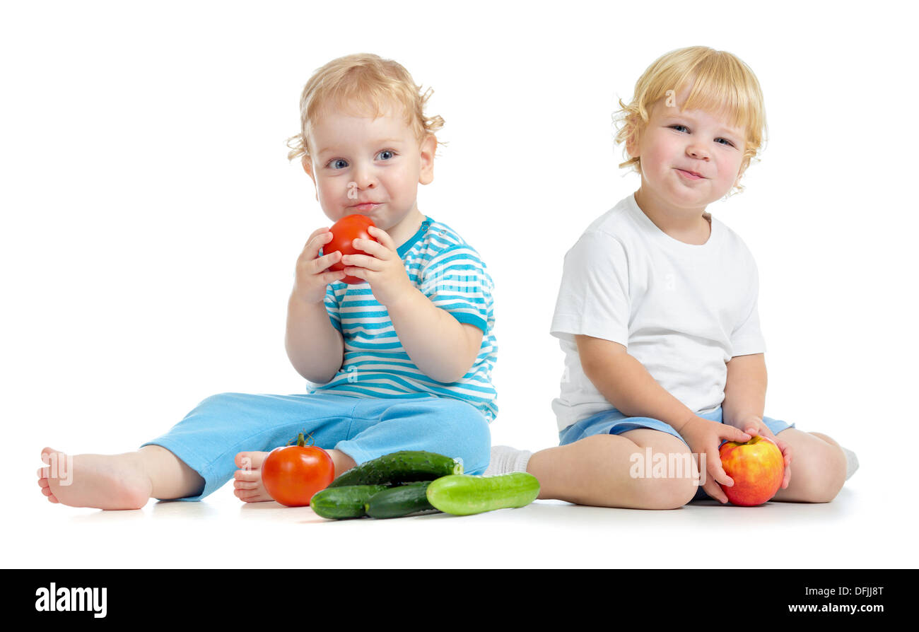 Due contenti i bambini a mangiare cibo sano frutta e verdura Foto Stock