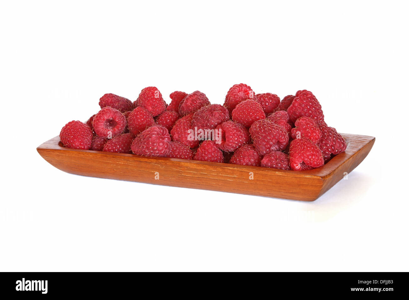 Lamponi nel piatto di legno isolato su sfondo bianco Foto Stock