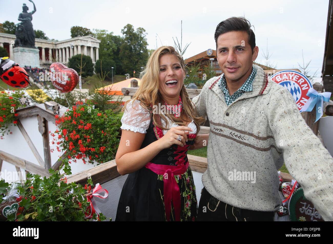 Monaco di Baviera, Germania. 06 ott 2013. Claudio Pizarro del Bayern Monaco pone con la moglie Karla Salcedo durante l'Oktoberfest 2013 Festa della birra a Kaefers Wiesenschaenke a Monaco di Baviera, Germania, 06 ottobre 2013. Foto: Alexander HASSENSTEIN FCB/Getty Images/dpa/Alamy Live News Foto Stock