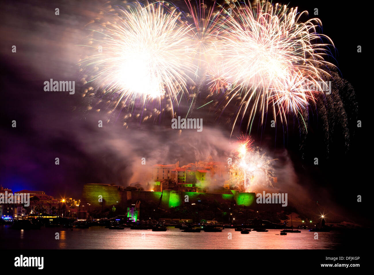 Spettacolo di fuochi d'artificio oltre la cittadella di Calvi, in Corsica, Francia Foto Stock