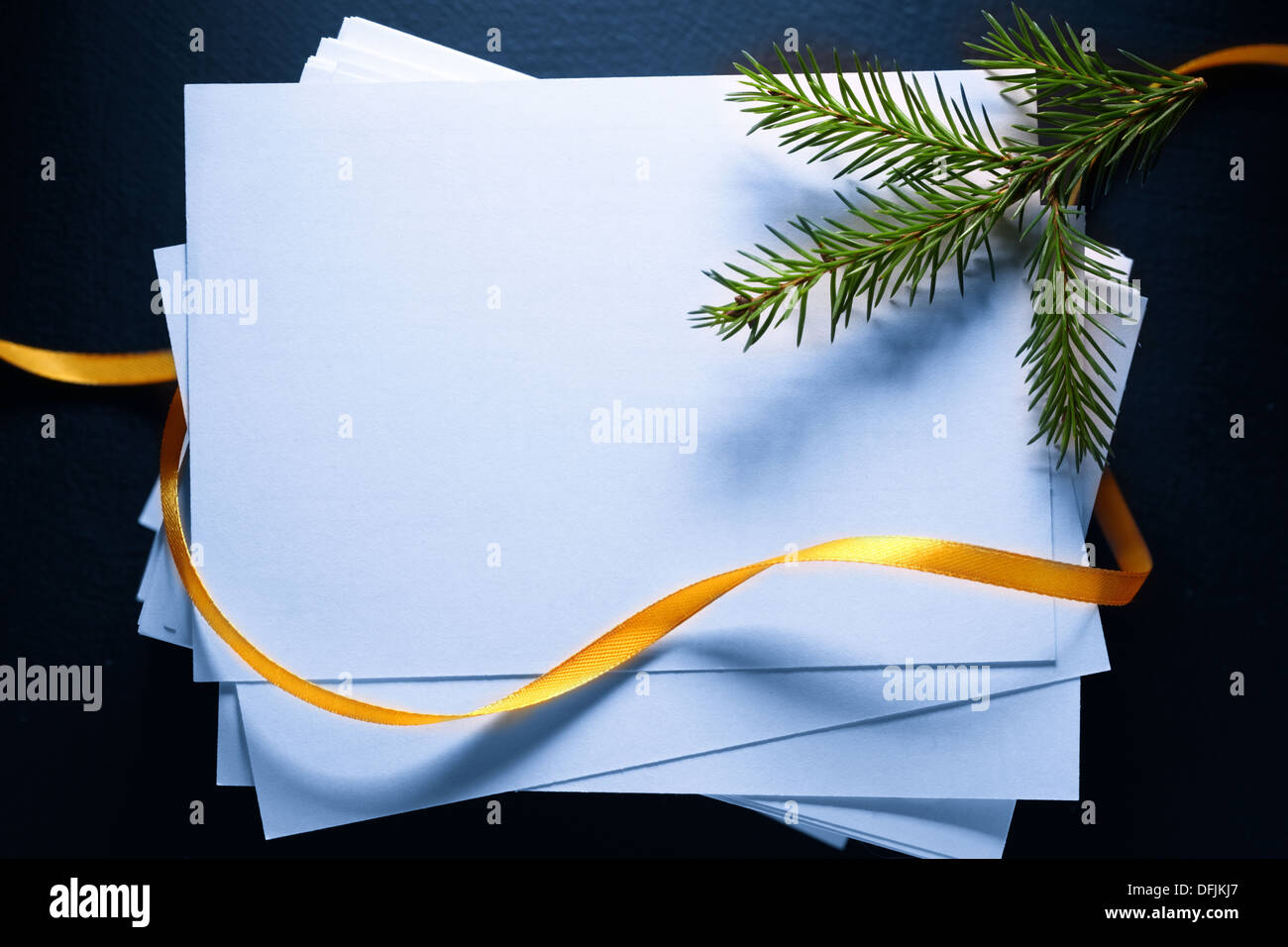 Risma di carta carte e rametto di abete sempre verde Foto Stock