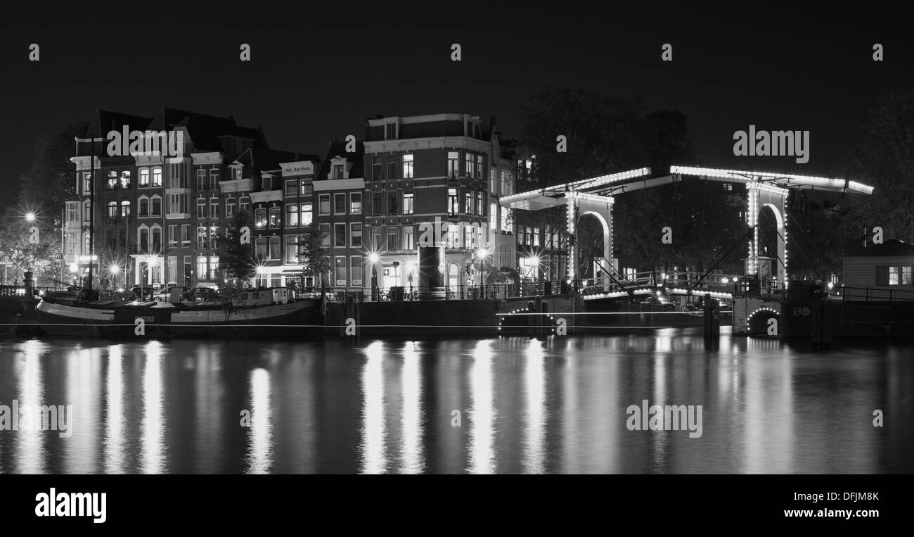 Scorri doppio bilanciato il ponte sul canale illuminata di notte a Amsterdam Olanda Foto Stock