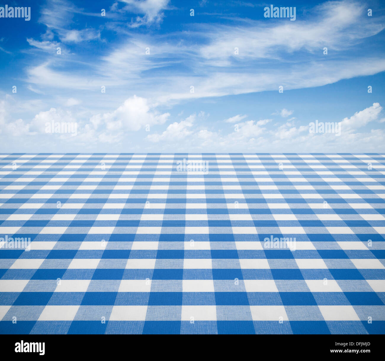 Tovaglia blu con uno sfondo con cielo Foto Stock