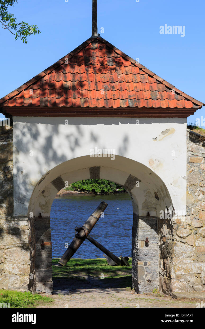 Il vecchio elemento di ancoraggio visto attraverso gatehouse nelle vecchie mura della città accanto al fiume Glomma. Gamlebyen, Fredrikstad, Ostfold, Norvegia e Scandinavia Foto Stock