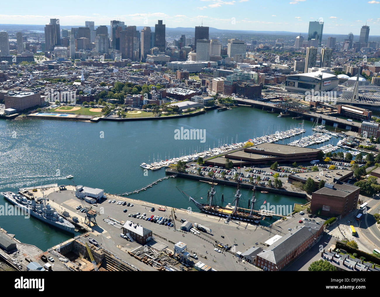 Foto aerea di USS Constitution USS Cassin Young, il Charlestown Navy Yard e alla città di Boston, 25 settembre 2013 a Charleston, MA. Foto Stock