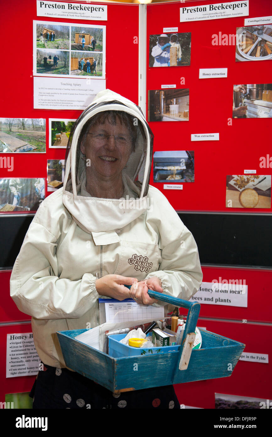 Bowland Fell, Preston, Regno Unito 6 ottobre 2013. Viki Cutherbertson, della Preston & District Bee Keepers Association, in costume da apicoltore al Bowland Visitor Centre Apple Day, con degustazione di mele, identificazione, bancarelle, spettacolo di danza ludus, marmellate, chutneys, presentati dagli amici di Bowland e Beacon Fell. Foto Stock